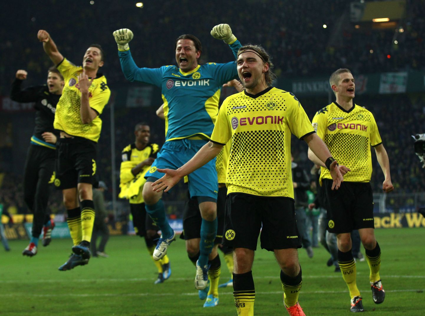 Borussia Dortmundi mängijad tähistavad teist aastat järjest Saksamaa meistriks tulemist.
