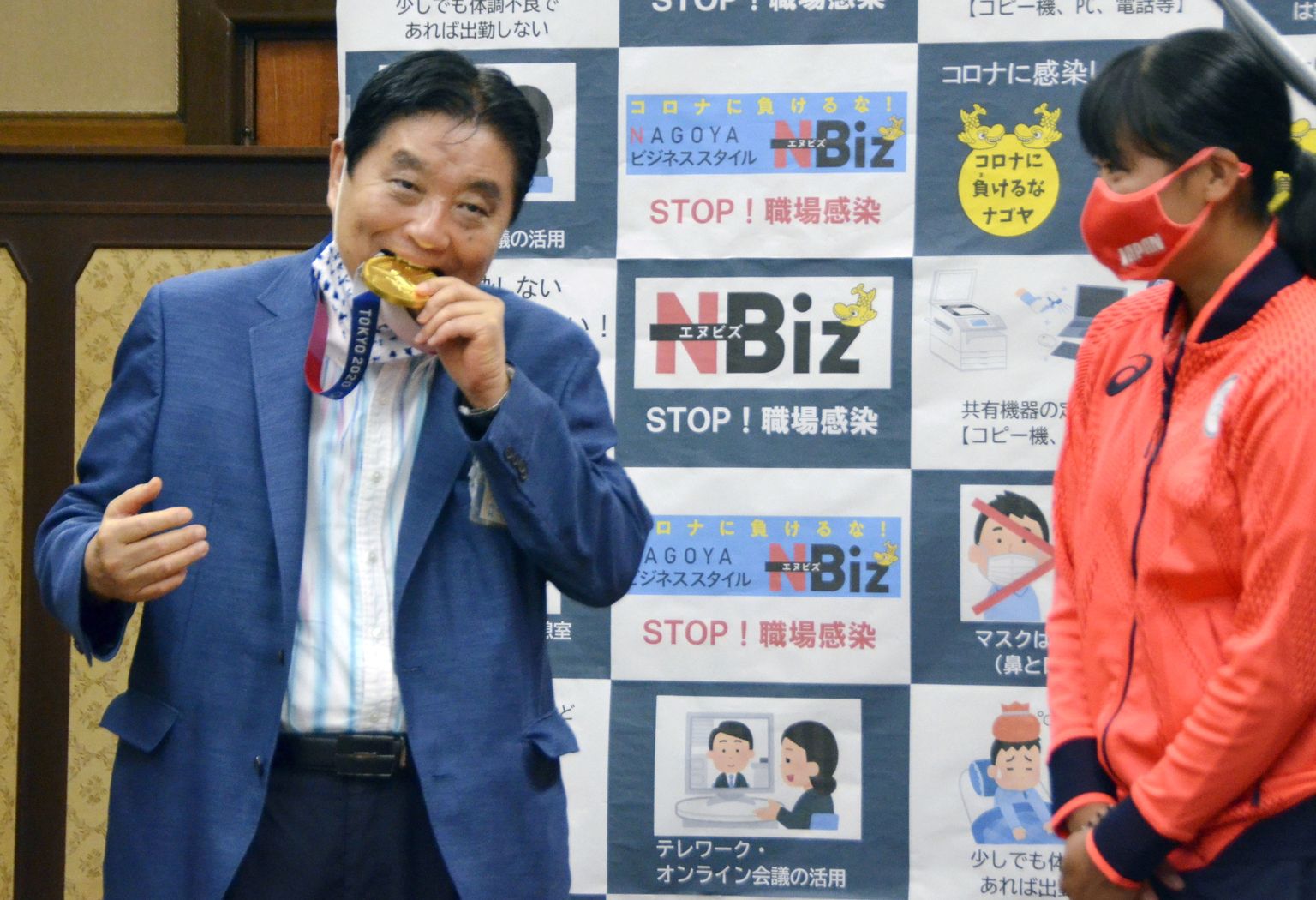 Nagoya linnapea Takashi Kawamura hammustas pehmepalluri Miu Goto kuldmedalit ja pidi hiljem vabandama.