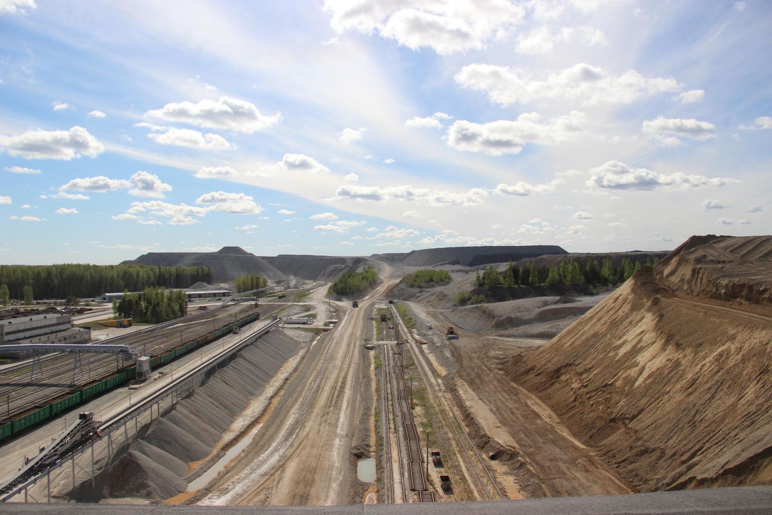 Estonia kaevanduse maapealne osa, paremal pool rikastusprotsessi läbinud põlevkivi, taamal lubjakivimägi.