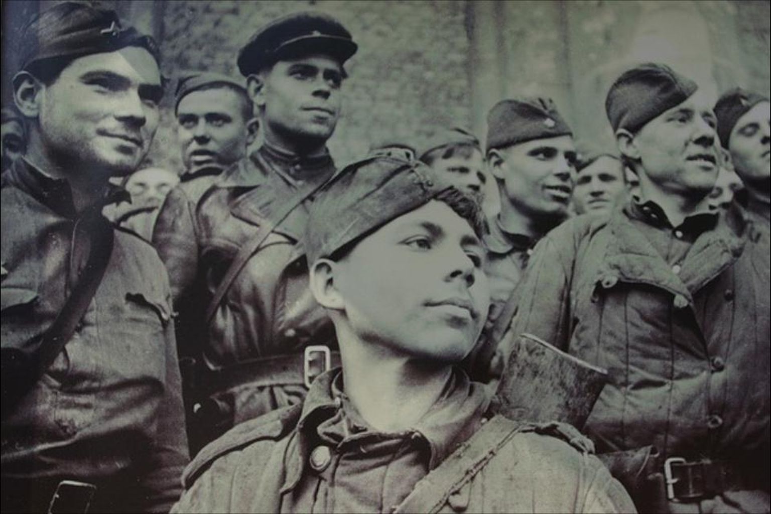 2. mail 1945. aastal Reichstagi trepil tehtud foto, millel Grigori Bulatov (esiplaanil) poseerib koos kaaslastega luureüksusest. Foto ilmus esimest korda marssal Žukovi mälestuste esimeses versioonis ilma fotoallkirjata.