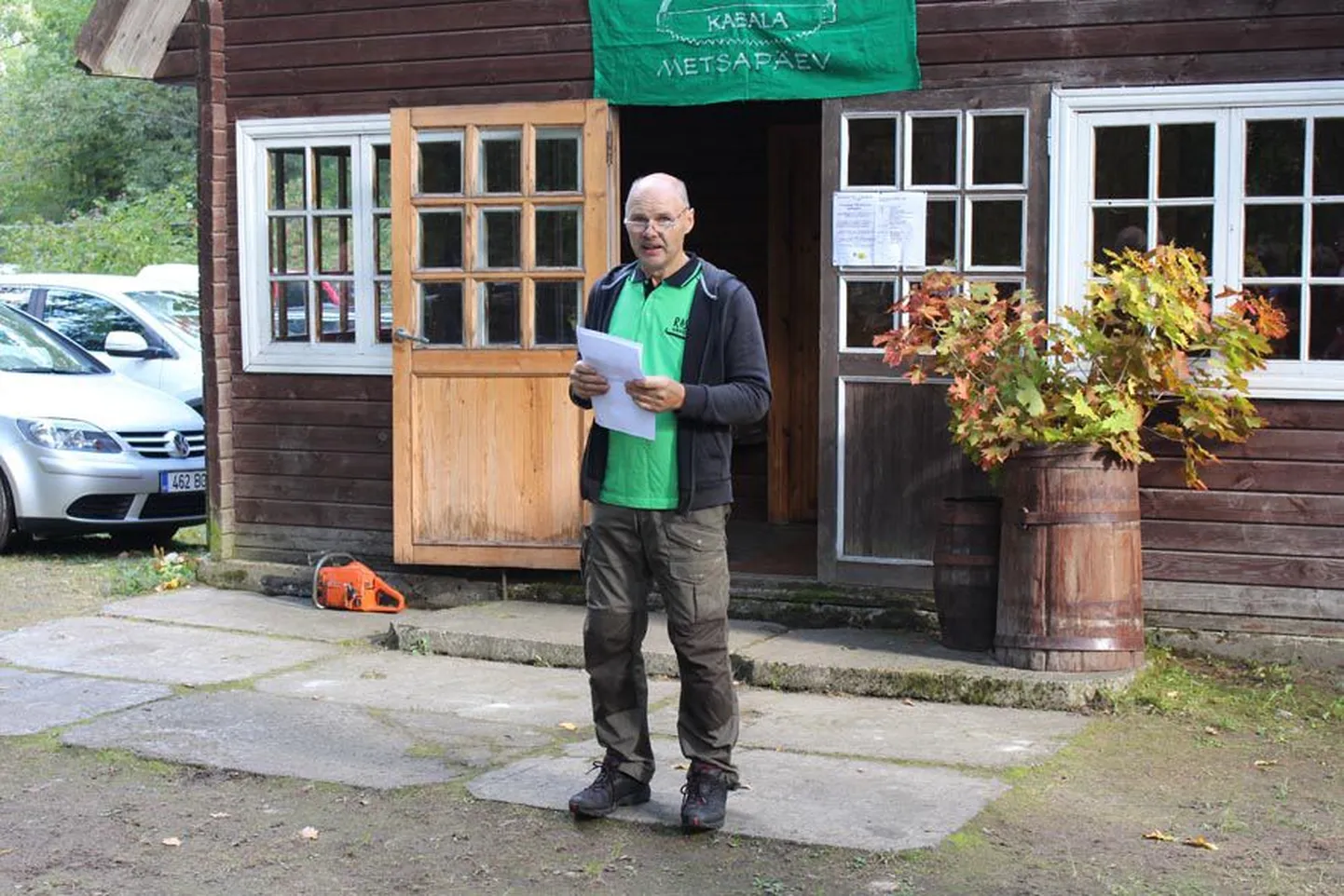 Nii nagu aastakümneid varem, oli eelmisel laupäeval Tõrvaaugus jälle kord metsapäev. Seda juba 22. korda ning väljakuulutatult metsa- ja matkapäev.
Metsatöötajate päeva ehk siis metsapäeva on ikka peetud tänupühana neile, kes on metsa istutanud, kasvatanud ja hooldanud, seda mõistlikult hoidnud ja kasutanud sajandite jooksul. 
Kui pika ajalooga üritust on Tõrvaaugus ikka avanud Kabala metsaülem. Jaan Joandi kirjutab «Kabala metskonna ajaloolises kroonikas»: «Tõrvaaugu on Kabala metsaülemate põline asukoht. See nimi on rahva seas nii tuntud, et ametliku Kabala nime asemel tihti öeldakse Tõrvaaugu metskond ja Tõrvaaugu metsaülem.»
2008. aastast saati teeb seda Rassi külaseltsi juht, sest sama aasta alguses sai pikaaegsest Kabala metsaülemast Elor Ilmetist pärast järjekordset metsandusreformimist Viljandi metsaülem, kuid Rassi külaseltsi juhina tegutseb Ilmet nüüdki.
Nii nagu varem, sisustasid pikka päeva mitmesugused võistlused, metsamatkad, töötoad, mälumäng. Avatud oli muuseumituba endise Kabala metskonna kontoris. 
Veel sai uudistada vigursaagija Enrico Pelti sae all valmivat Vanapagana skulptuuri. Tutvuda seeneteadlase Külli Kalamehe üles seatud seenenäitusega ja otsida koos temaga seeni. Jälgida tõrvaajamist. Proovida, kuidas maitsevad värskelt praetud tindikud ja kukeseened.
Elor Ilmeti selgitusel ei korraldata Rassi metsapäeva üksnes metsatöötajate päeva tähistamiseks, vaid ka küla tavade hoidmiseks. Huvilisi jagus lähedalt ja kaugelt, ilmselt üritus ei kao.