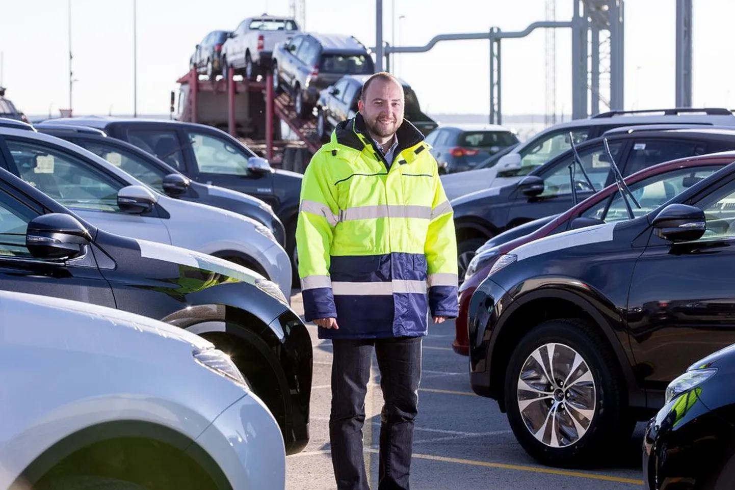 Assistori juhatuse liige Tanel Mõistus Paldiski sadamas oma firma laoplatsil transporti ootavate autode vahel. Kuigi üha enam autosid veetakse otse Venemaa sadamatesse, on tema sõnul Paldiskil tugev eelis – sadam on jäävaba ning laevad autodega pardal pääsevad liikuma igal ajal.