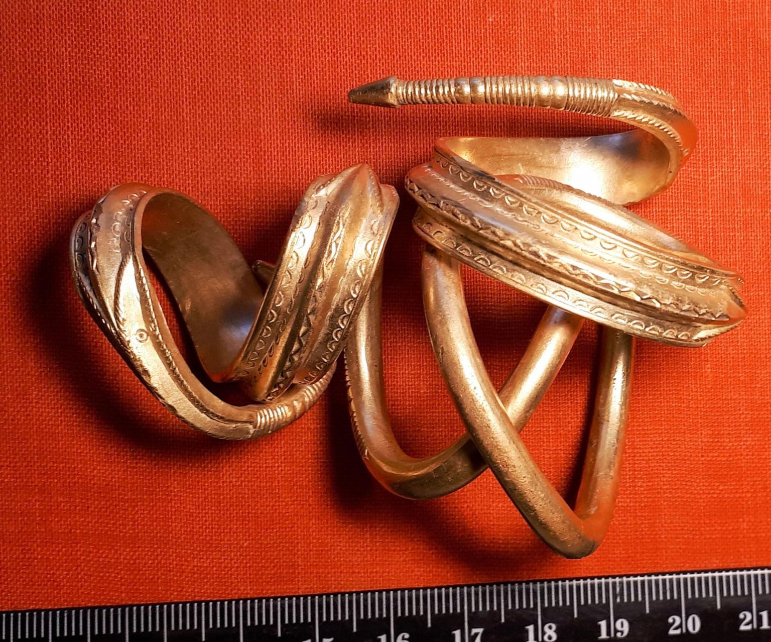 Selliseid kullast kaela- ja käevõrusid peetakse Skandinaavia noorema rooma rauaaja (200–400 pKr) leidudeks.