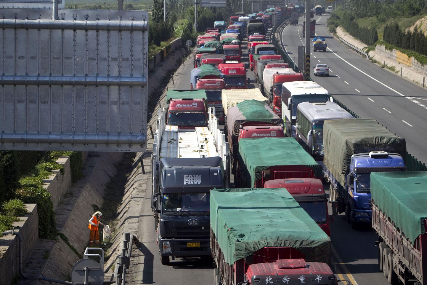 Более 10 000 грузовиков образовали 100-километровую пробку на трассе Пекин-Тибет. Фото с места событий.