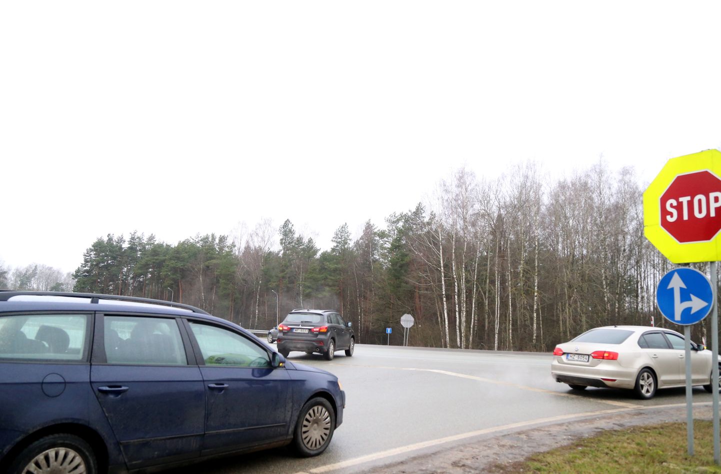 Поворот из Медемцимса на Елгавское шоссе по направлению в Ригу.