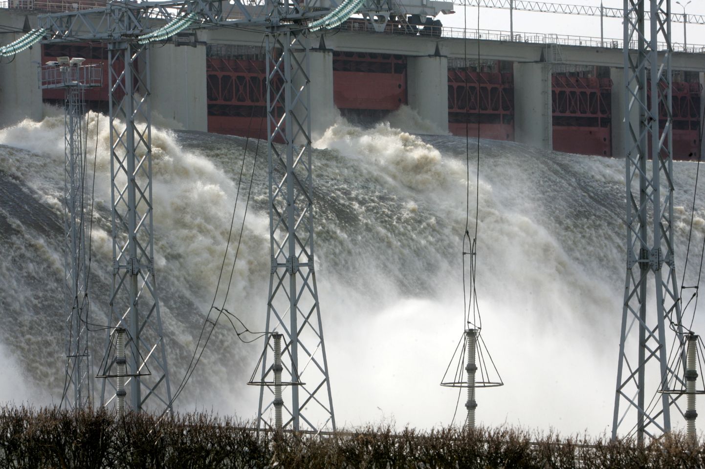 AS "Latvenergo" Pļaviņu hidroelektrostacijā (HES) pa atvērtajām slūžām aizplūst tūkstošiem tonnu Daugavas ūdens.