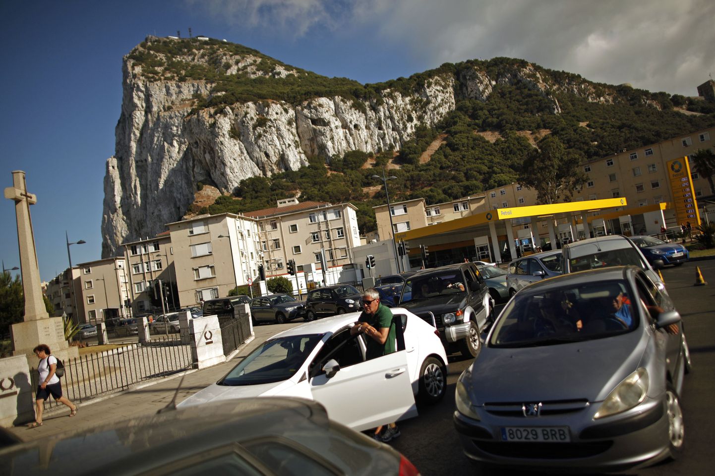 Autojuhid ootavad Gibraltaril Winston Churchilli avenüül pikas järjekorras, et pääseda üle piiri Hispaaniasse.