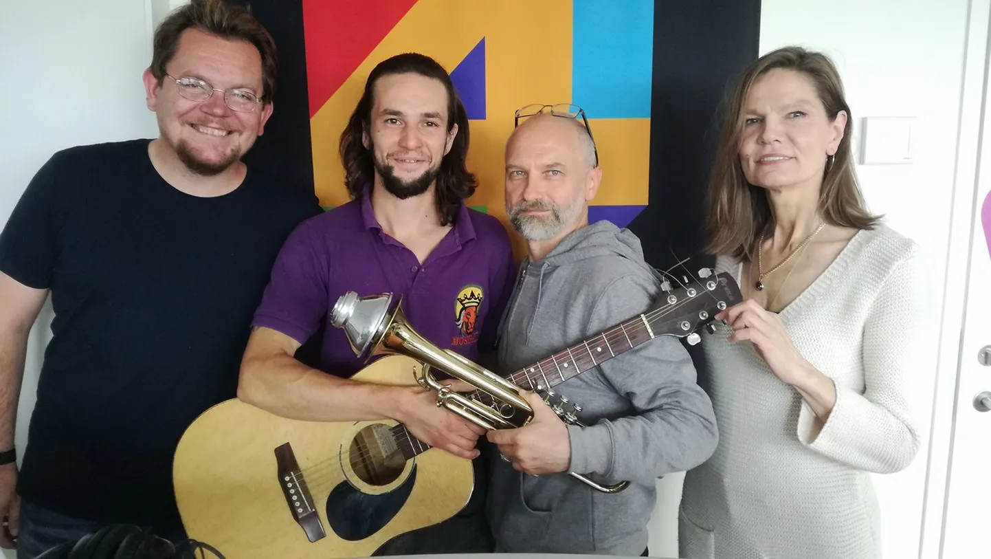 Группа MostBand. Илья - в фиолетовой футболки.