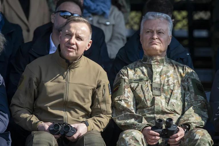 Poola president Andrej Duda (vasakul) ja Leedu president Gitanas Nausėda eelmise aasta aprillis Suwałki koridori lähedal Dirmiskes peetud ühisel sõjaväeõppusel Brave Griffin 24/II.