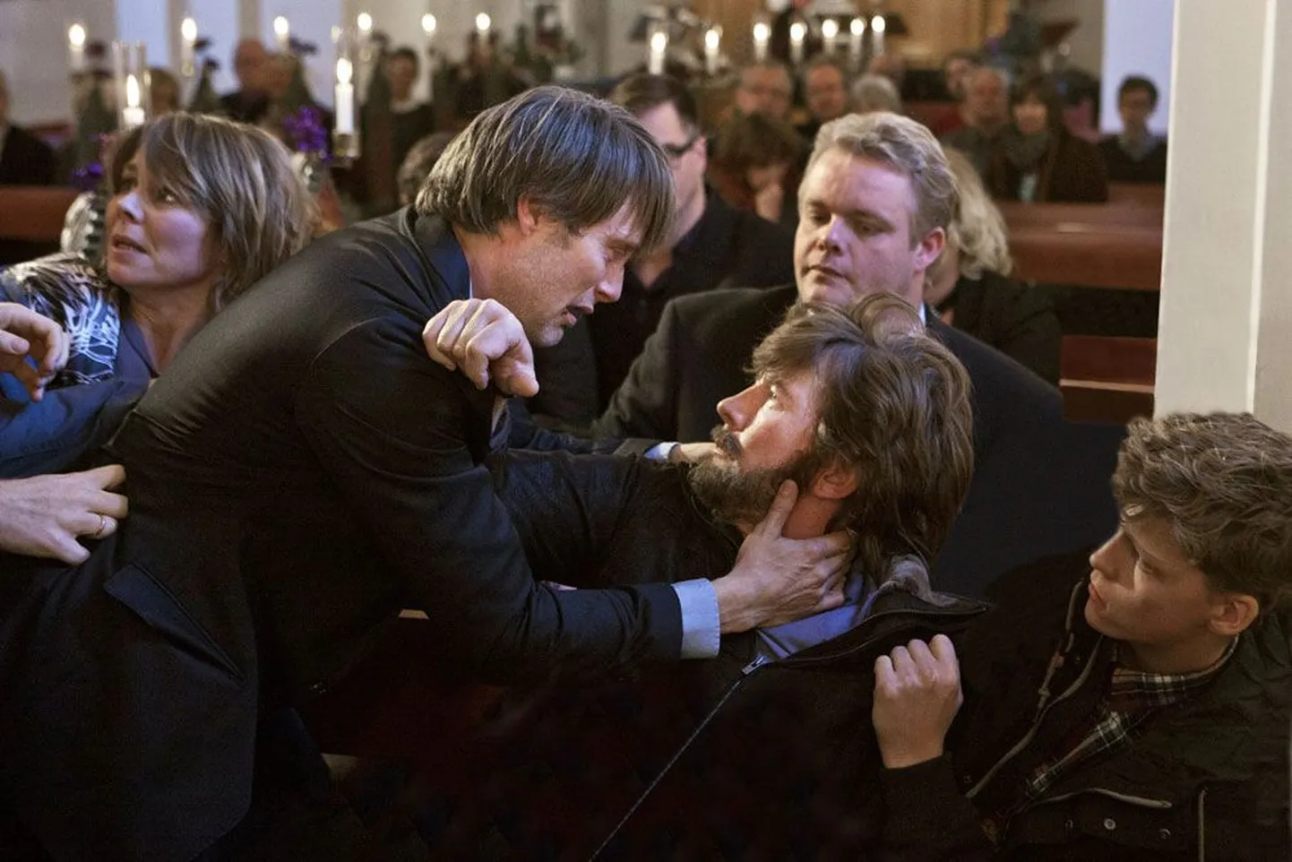 Meeleheitel Lucas (Mads Mikkelsen, vasakul) ei suuda valesüüdistusega leppida ja üritab tõde jalule seada.