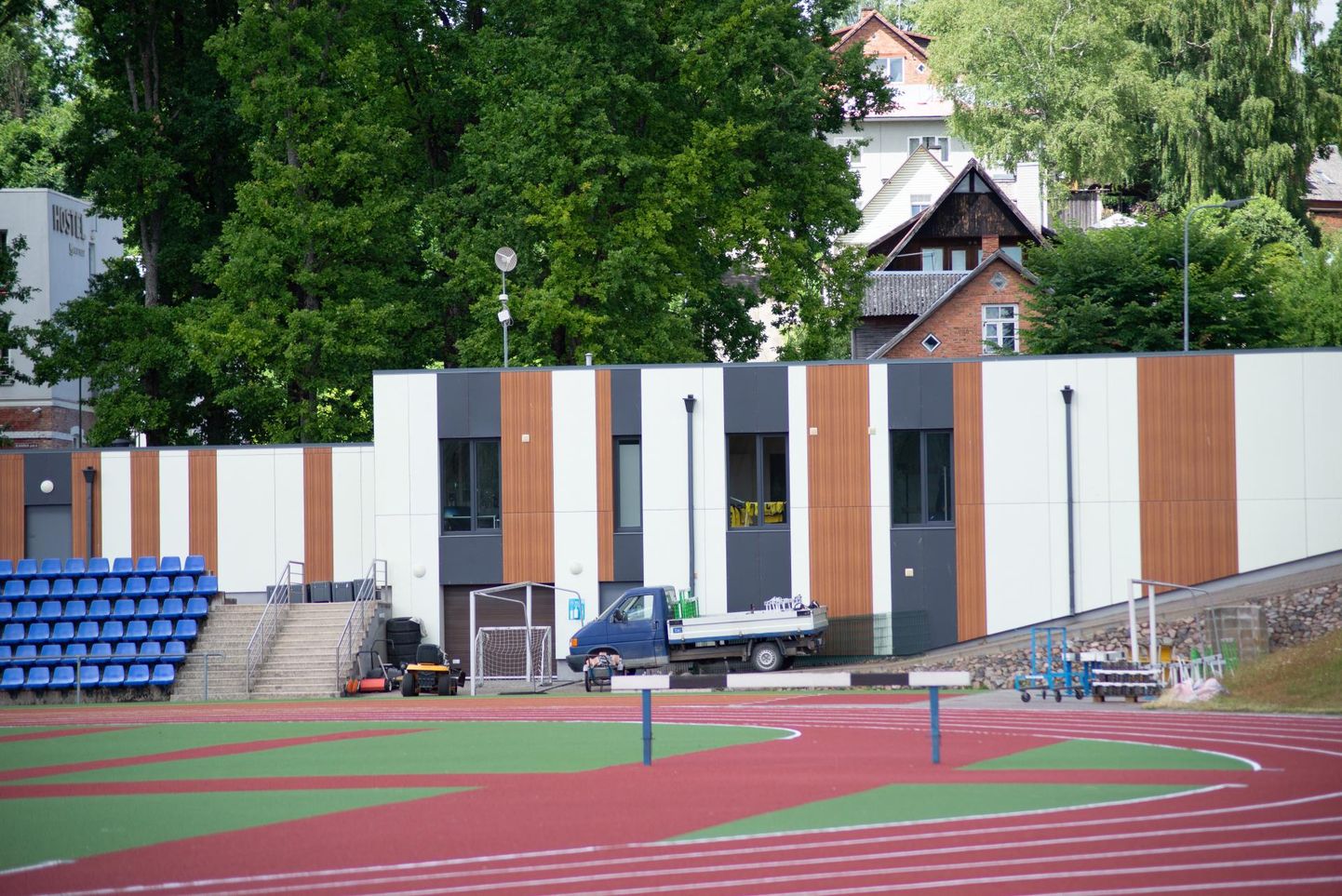 Viljandi linnastaadioni 2010. aastal valminud olmehoone läheb remonti.