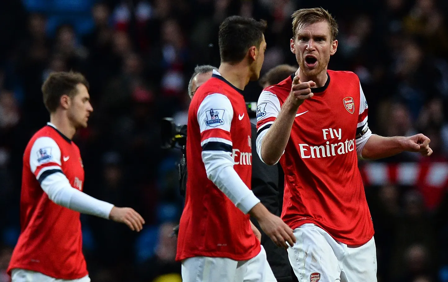 Per Mertesacker (paremal) õpetas meeskonnakaaslasele Mesut Özilile kombeid.