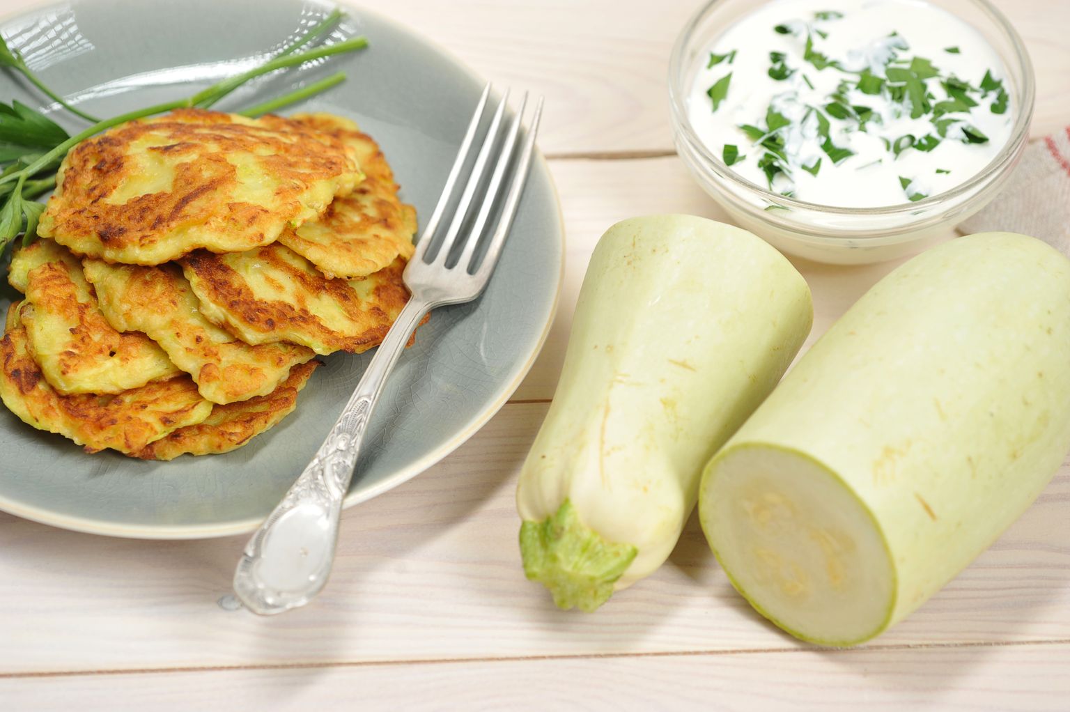 Рецепт нежных кабачковых оладий с зеленью и сыром