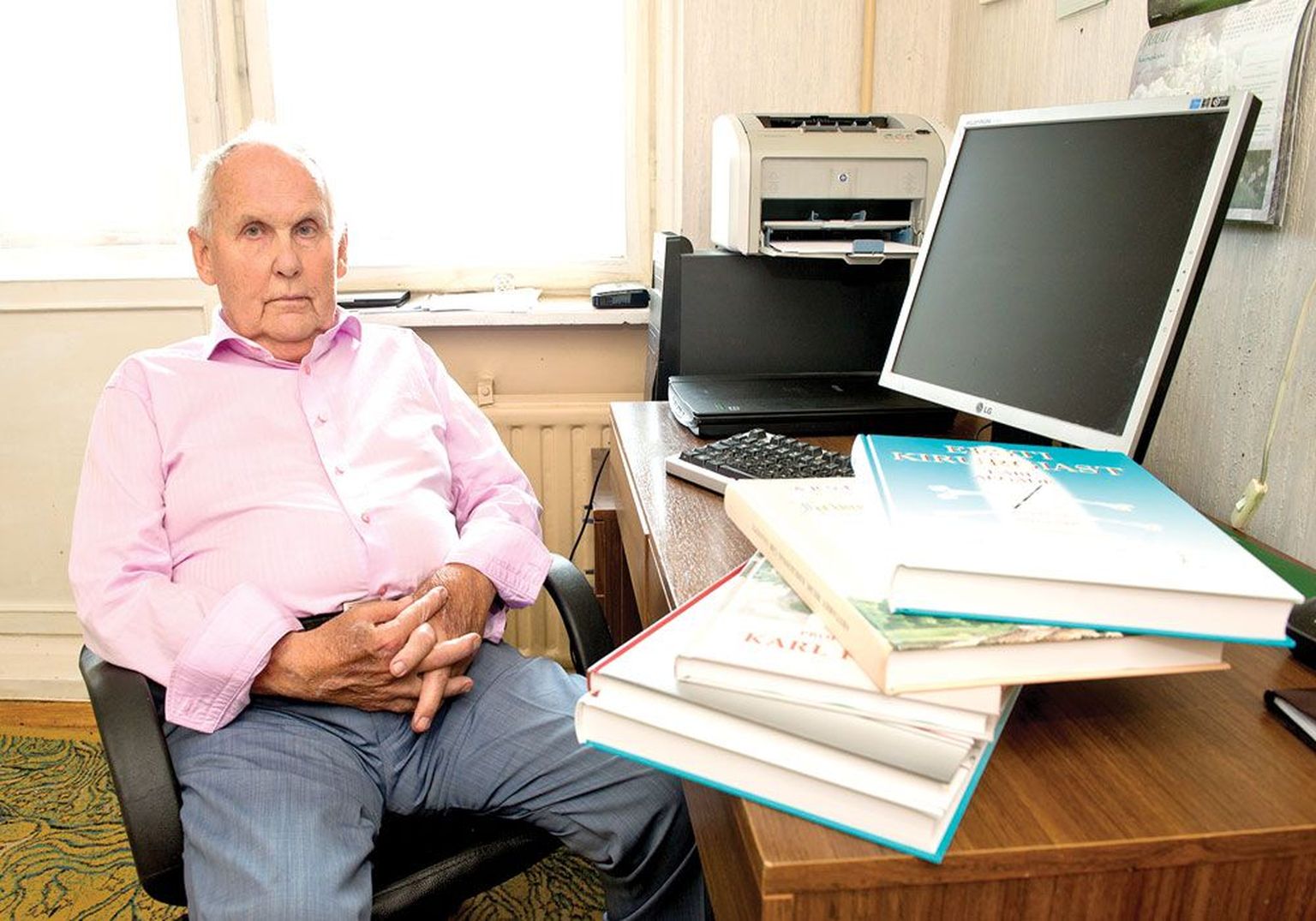 Vello Padrik (79) on koostanud oma raamatud enamasti koduse arvuti taga Annelinnas.