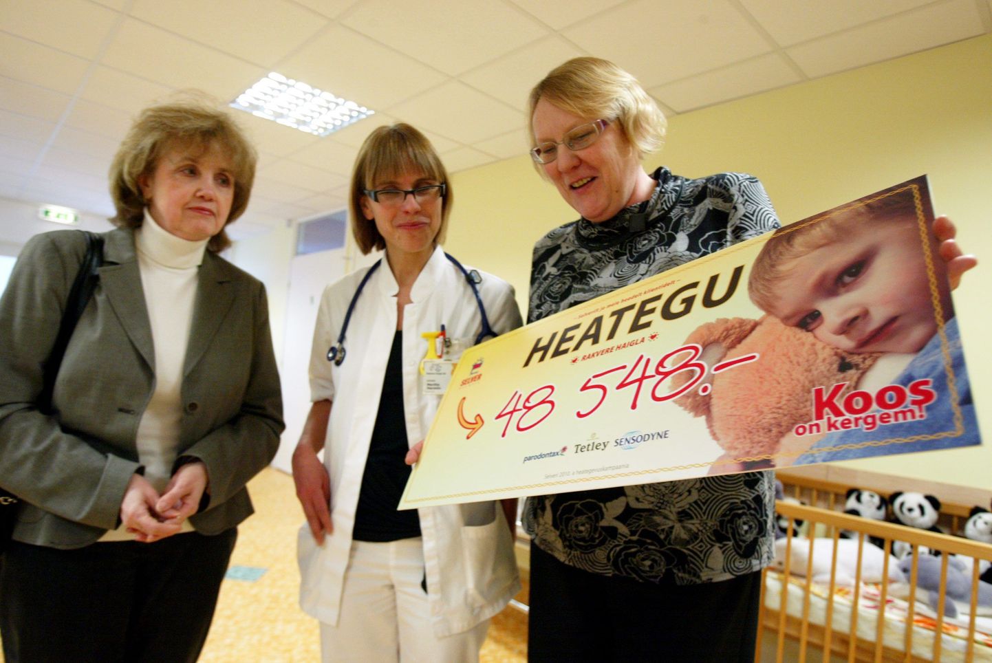 Rakvere Krooni Selveri juhataja Helgi Aver (paremal) andis haiglale üle kampaaniaga kogutud raha.