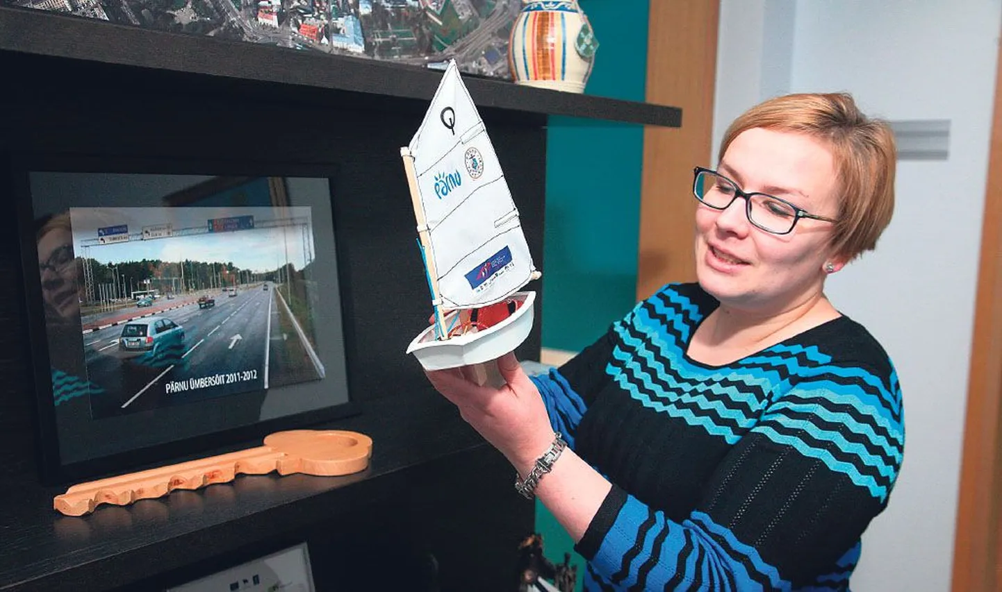 Pärnu linnavalitsuse välissuhete nõunik Anu Juurma-Saks näitab kingitusi, mida linnavalitsusele on tehtud. Osa neist asub linnavalitsuses, osa linnakodaniku majas.