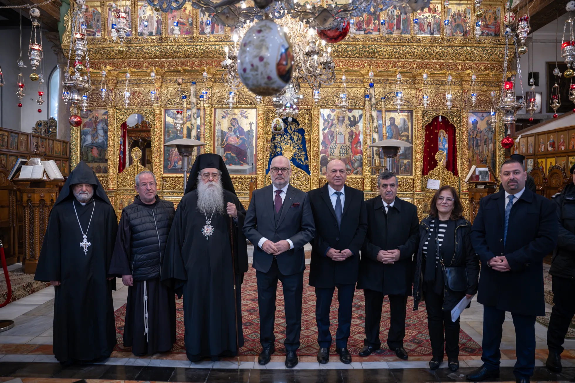 Слева направо: архиепископ Армянской апостольской церкви Мовсес, брат Луис Энрике Сеговия, митрополит Венедикт, президент Эстонии Алар Карис, министр туризма Хани Наджи Атталла Абд аль-Масих, мэр Вифлеема Антон Салман, руководитель фонда Bethlehem Development Foundation Хулуд Д'ейбес, глава муниципалитета Бейт-Сахур Джихад Хаир.