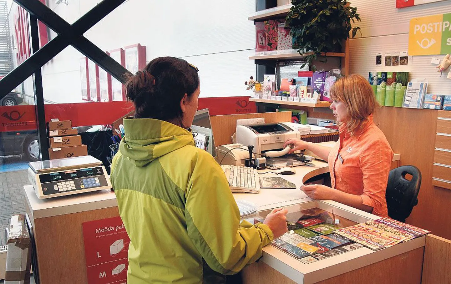 Eesti Postil on Pärnu erinevates linnaosades neli väikest postkontorit, üks neist asub Ülejõe Selveris.