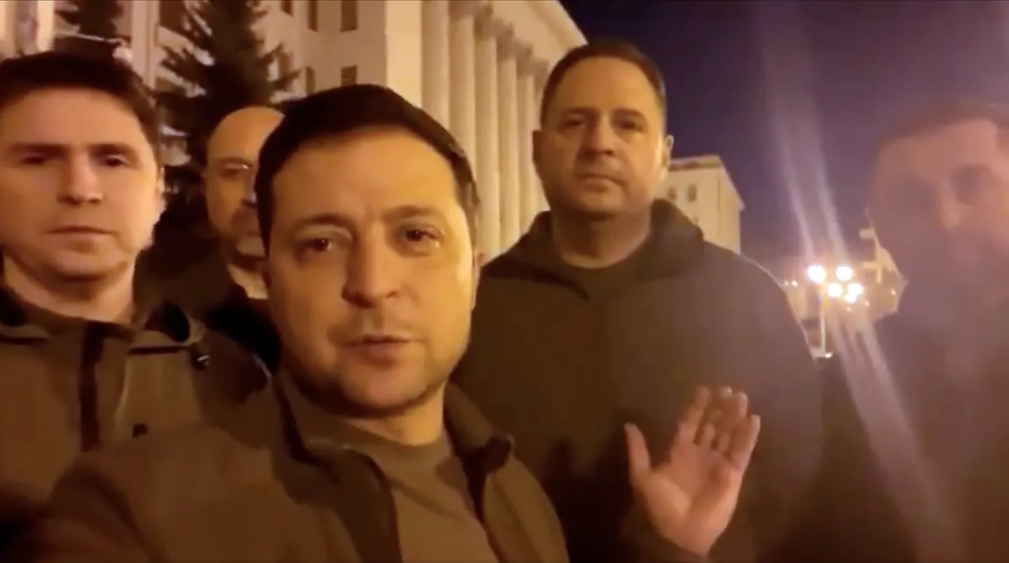 Ekraanitõmmis 25. veebruaril Kiievis presidendi ametihoone ees võetud videost tõestamaks, et Volodõmõr Zelenskõi ja teised tippametnikud pole pealinnast põgenenud.