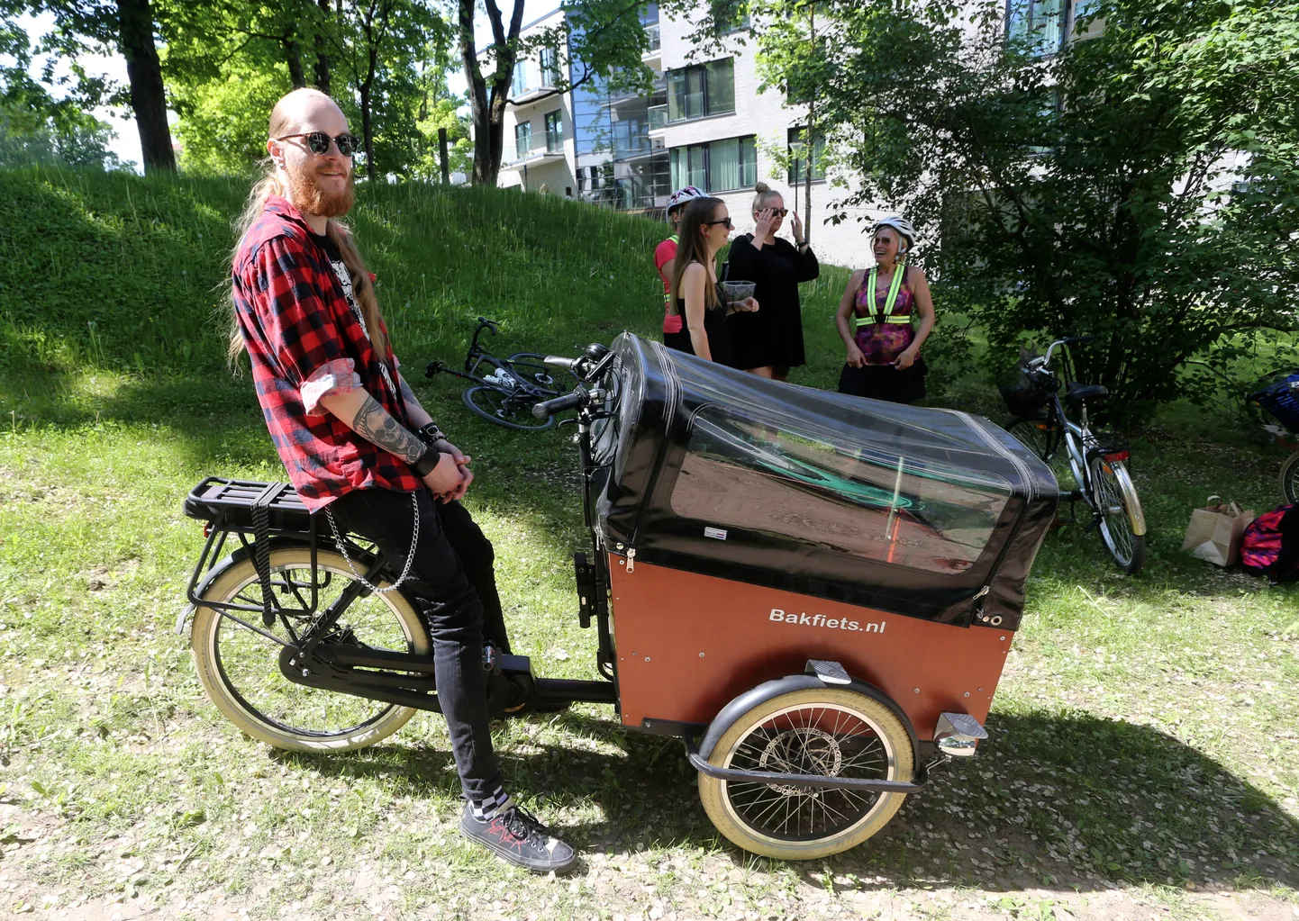 Praegu on Tartus laenutamiseks kolm kastiratast, millele tuleb suve lõpuks lisa. Tartu Postimehe reporter Jens Raavik proovis kastirattaga sõitmise järele Postimehe velotuuril.
