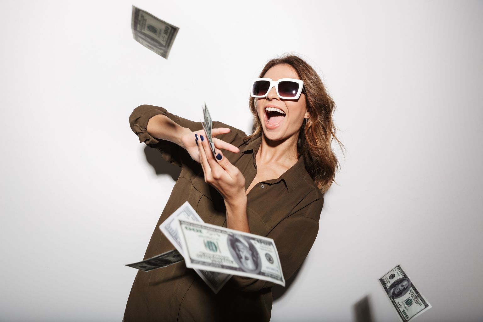 Naine hullab rahaga. Foto on illustreeriv.