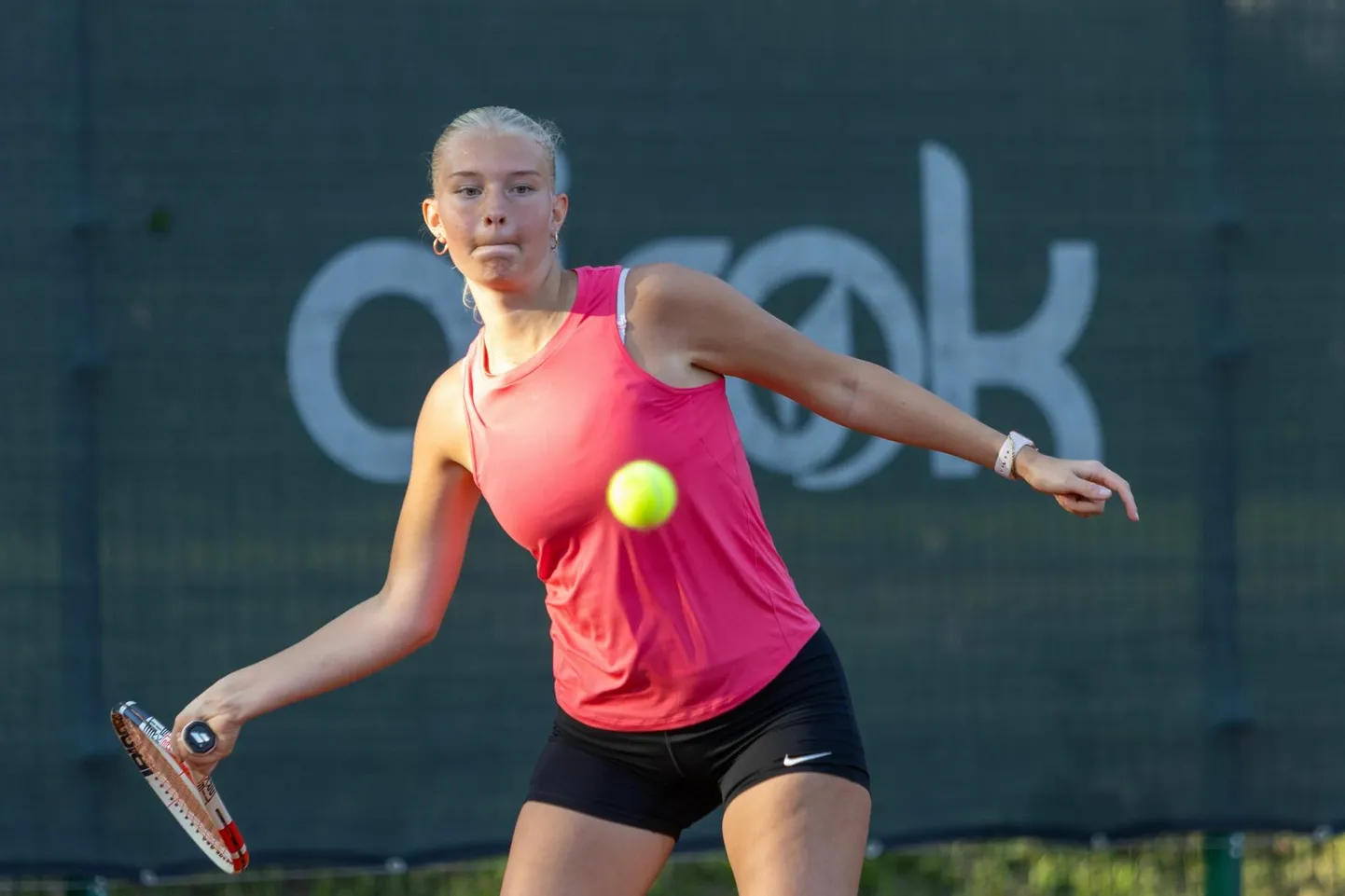 Sel nädalal on peetud maakonna tennisemeistrivõistlusi. Neljapäeva õhtul jõudis naisüksikmängu turniir finaalini, milles võttis võidu 17-aastane Kiti Karmen Elmaste.