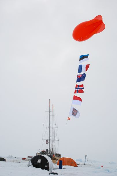 2007. aasta jaanipäev polaarlaeval Tara keset Põhja-Jäämerd.