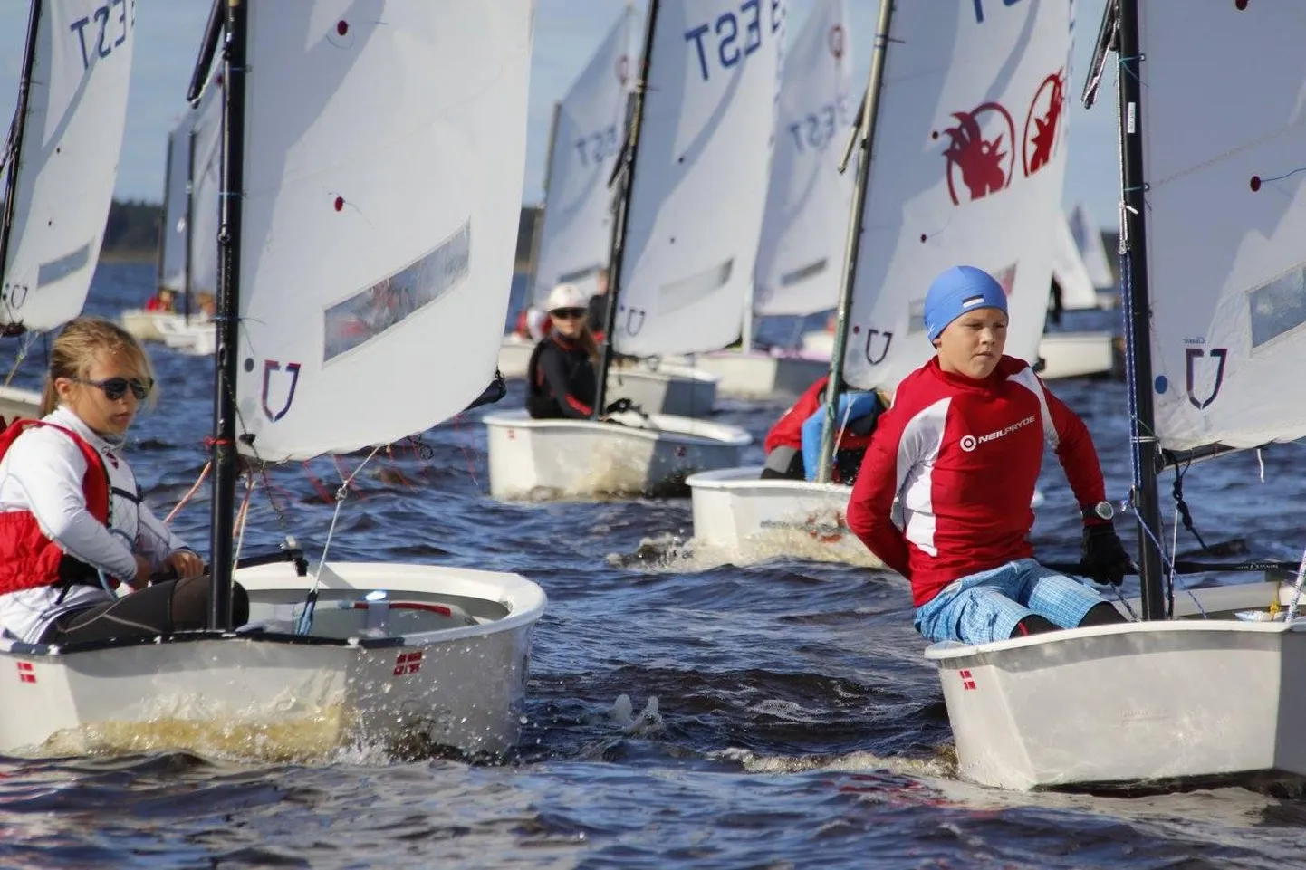 Optimist-klassi paatidel seilavad kuni 15aastased poisid ja tüdrukud.