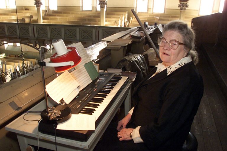 Tartu Peetri kiriku organist ja koorijuht Erna Säägi (18. märts 1921 – 24. november 2017) oma 80. sünnipäeval Peetri kirikus.