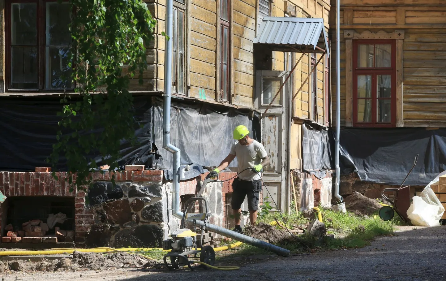 Staadioni tänava endine psühhiaatriakliinik on praegu piiratud ehitustaraga ning käivad koristus- ja ettevalmistustööd. Peagi alustatakse puumaja ümberehitust korterelamuks, kuhu on kavandatud 38 korterit.