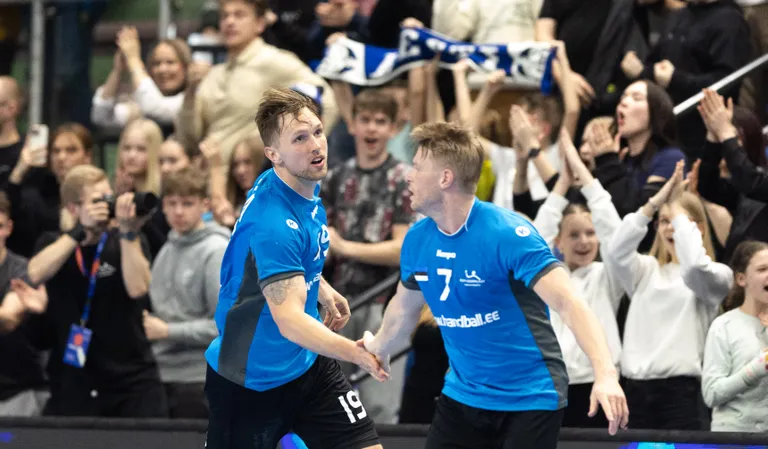 Karl Toom (vasakul) ja Dener Jaanimaa tänavu märtsis peetud MM-valikmängus Eesti-Ukraina. Alates sellest sügisest ollakse lisaks koondisele meeskonnakaaslased ka Kuveidi kõrgliigaklubis Sulaibikhat SC.