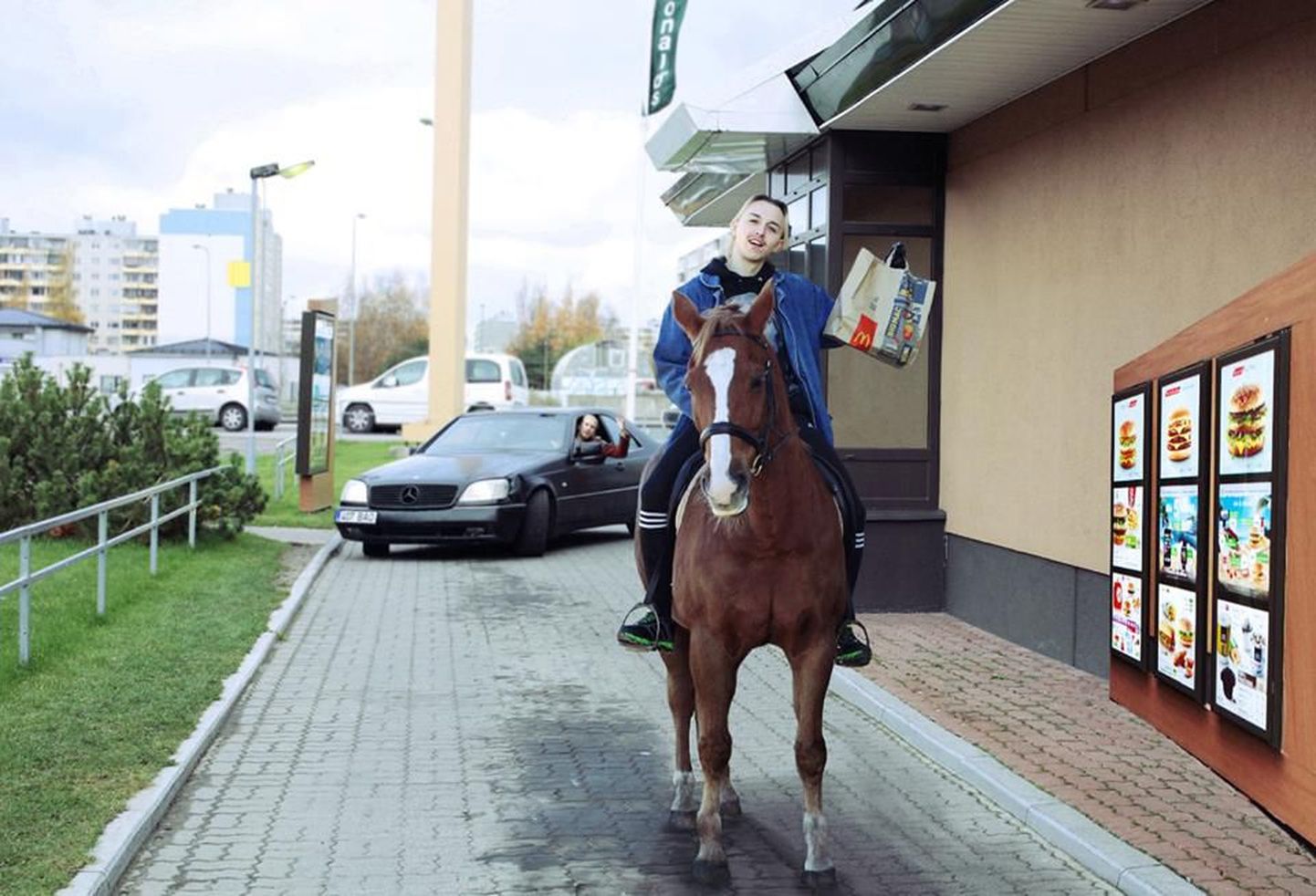 Tommy Cash käis McDonald'sis hobusega?