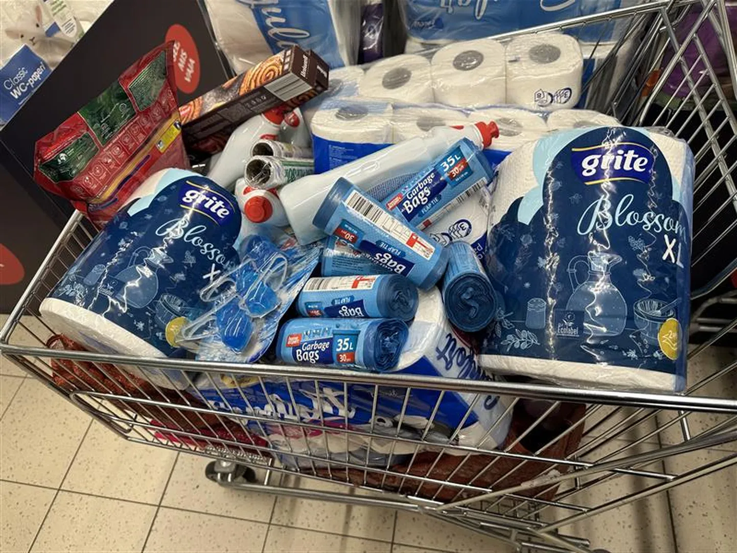 Kärudesse kuhjati nii majapidamispaberit, prügikotte kui kodukeemiat.