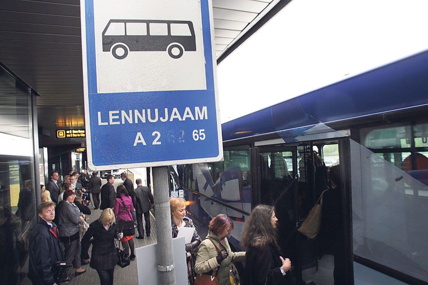Tallinna bussijaamast viib lennujaama linnaliin nr 2.