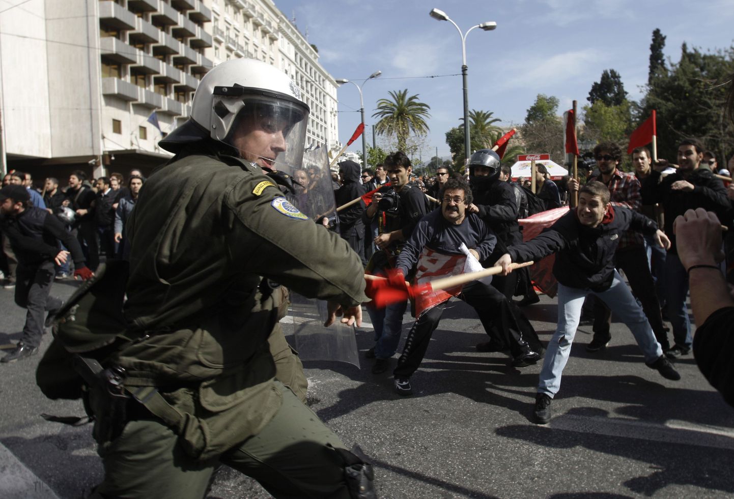 Kreeka politsei rahustamas meeleavaldajaid Ateenas. Kreeklased protestivad valitsuse kokkuhoiukavade vastu.