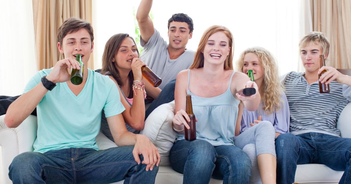 Алкоголь в жизни человека. Пьющие люди живут дольше. Пьющие люди живут дольше. Пьющий и непьющий человек. Пьющие люди.