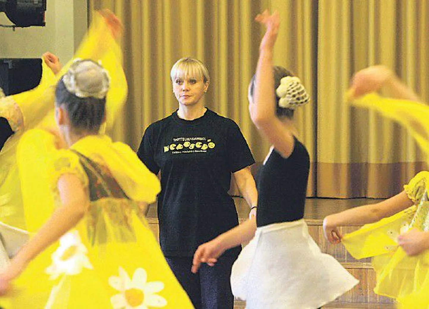 Таллиннский танцевальный ансамбль «Непоседы» готовят для своего праздника два премьерных номера.