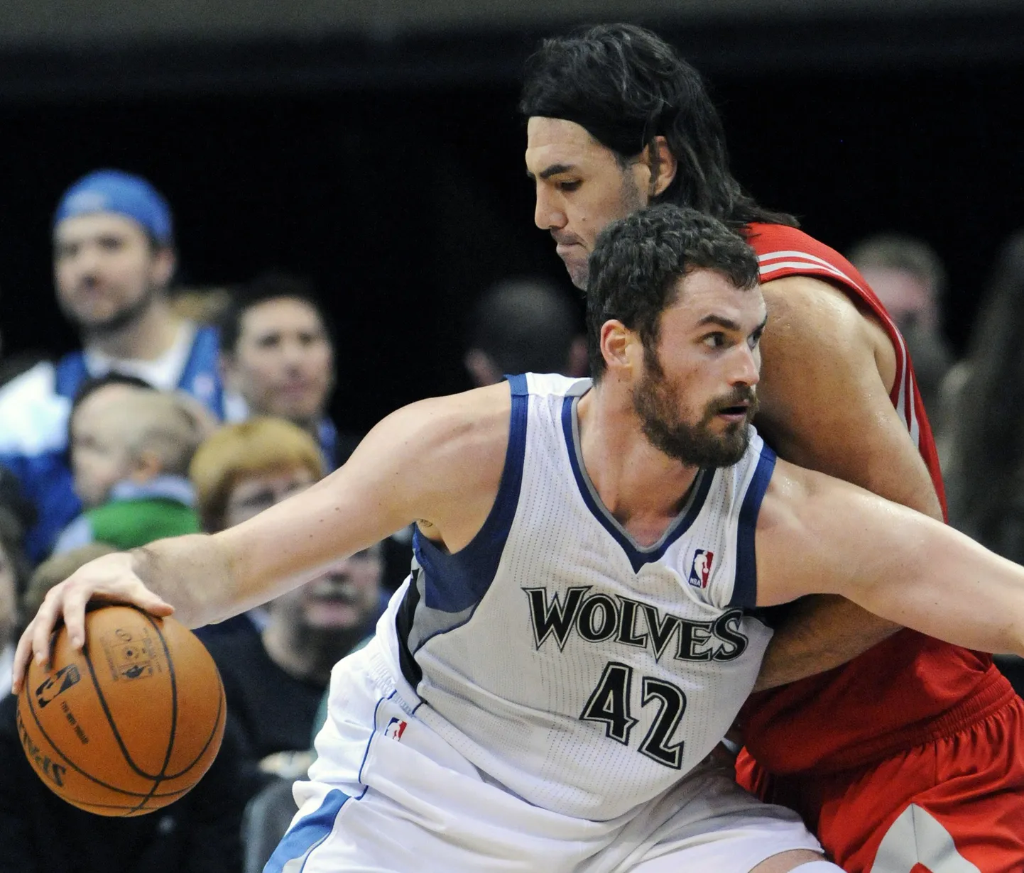 Kevin Love (palliga) heitlemas Luis Scolaga.