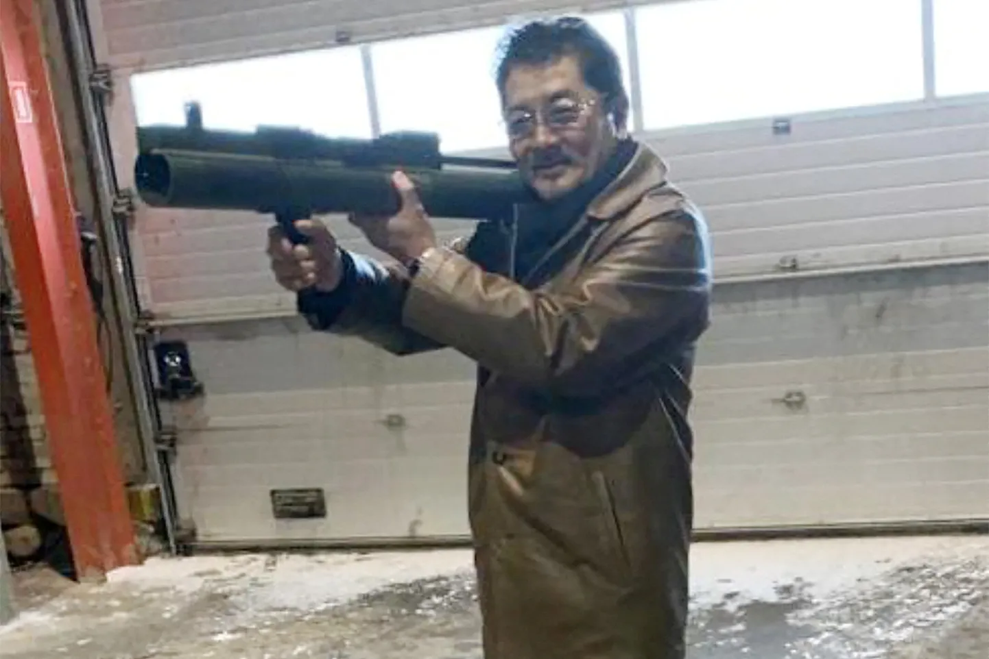 Jaapani maffiaboss Takeshi Ebisawa poseerimas raketiheitjaga 2021. aastal kohtumisel informandi ja kahe salaagendiga Kopenhaagenis.