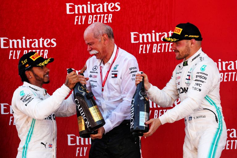 Lewis Hamilton, Dieter Zetsche, Valtteri Bottas 2019. aasta Hispaania GP poodiumil.