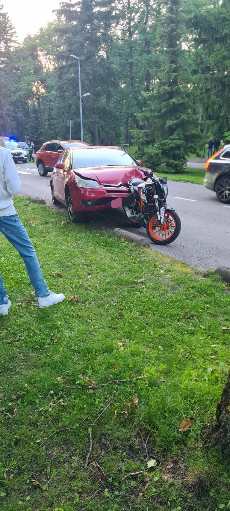 Ülekäigurajal jalakäijale teed andnud mootorrattale sõitis auto tagant sisse.
