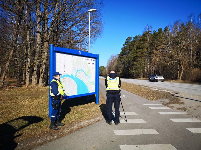 Politseinikud mõõdavad Pärnu-Rakvere maanteel linnapiiris liiklustalgute käigus kiirust.
