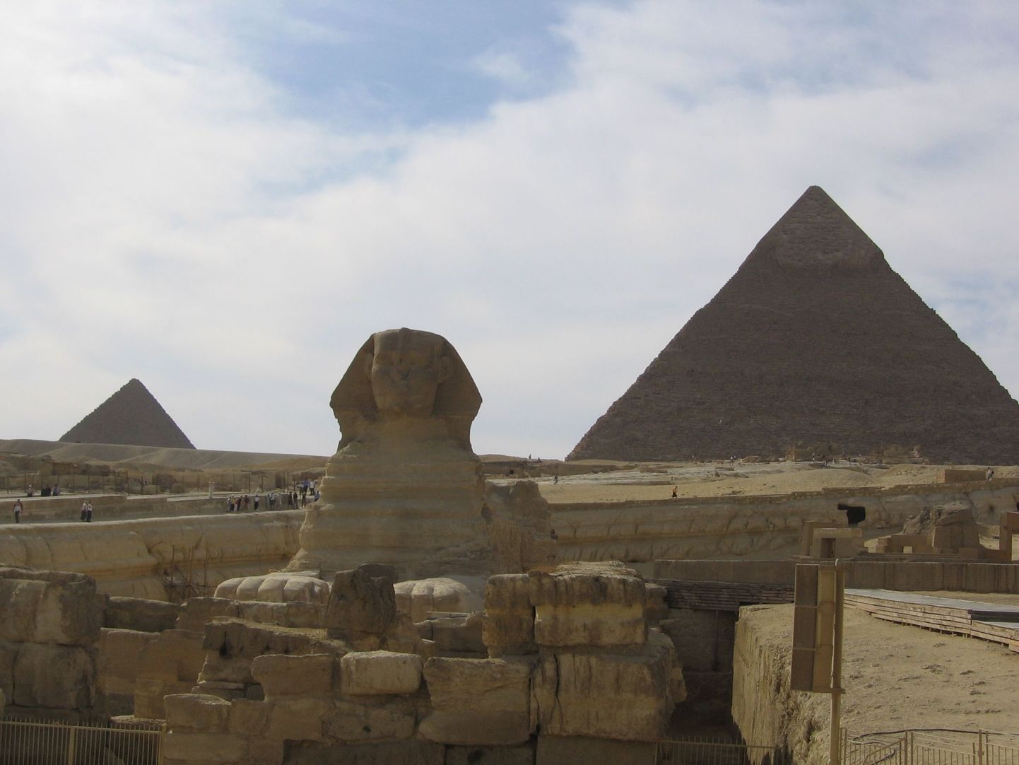 Egiptus. Cheopsi, Hafra ja Mykerinose püramiid koos nina kaotanud sfinksiga