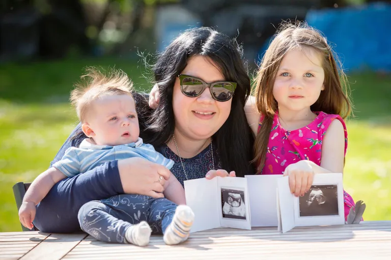 Annie koos lastega, kellele ta surrogaatemaks oli.