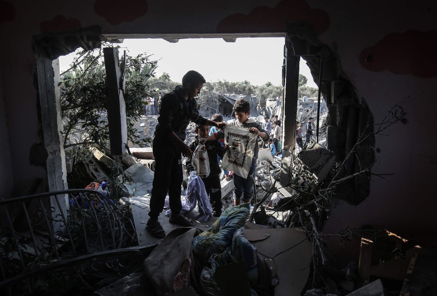 Palestiinlased seiramas 14. novembril Gaza sektoris kahju, mille tekitas Iisraeli õhulöök.