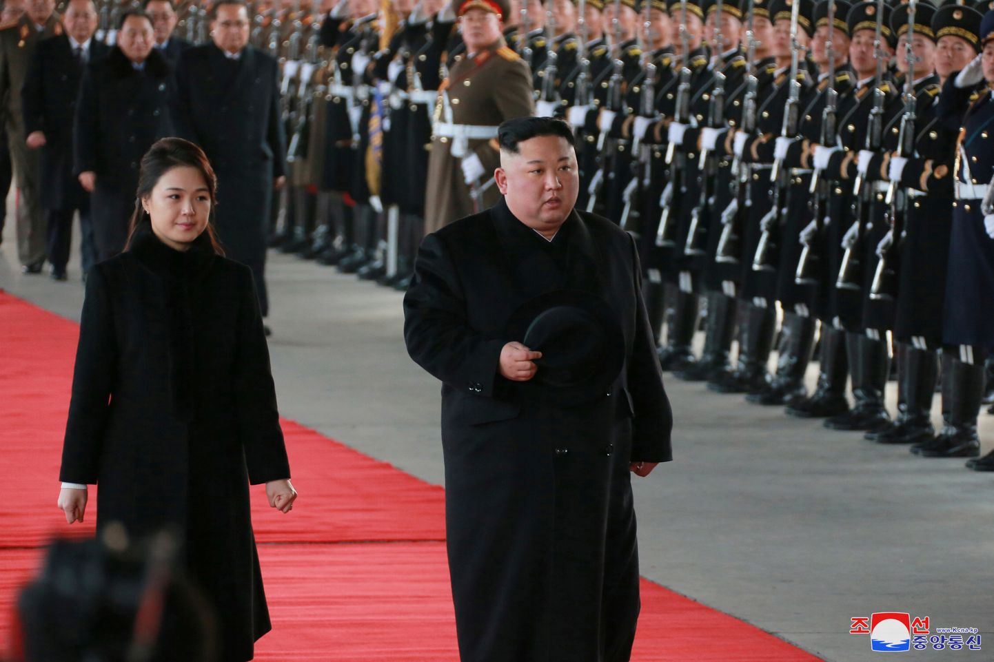 Põhja-Korea liider Kim Jong-un abikaasaga vaatamas üle auvahtkonda enne teeleasumist Pekingisse 7. jaanuaril.