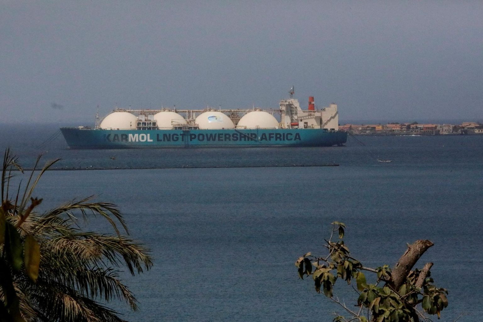 LNG-laev KARMOL LNGT Powership Africa Senegali ranniku lähedal. 