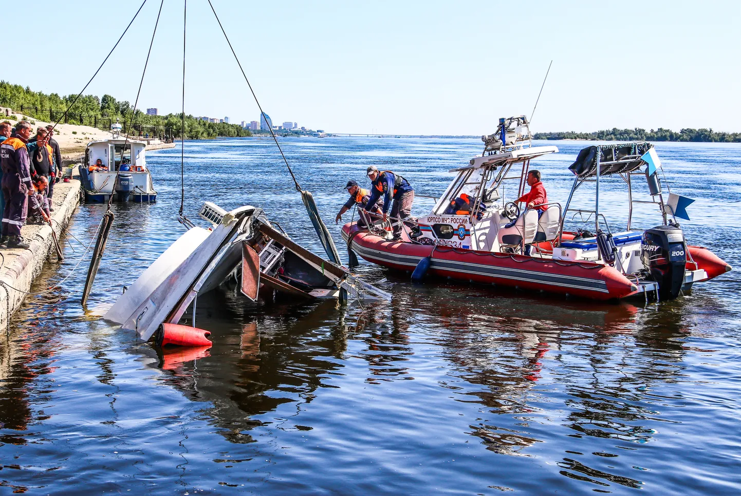 11 июня баржа подмяла под себя катамаран в районе речного порта Волгограда.