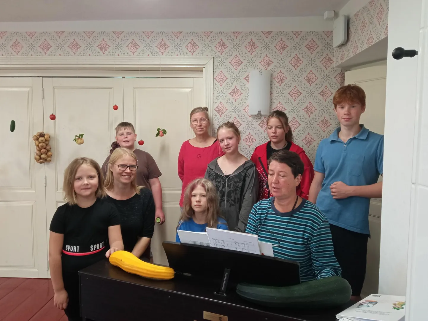 Õpilased käisid õpetajatega 1. septembriks laulu harjutamas. Vasakult õpetajad: direktor Gätlin Juhken, taga keskel Külli Uustal, klaveril Kristel Lauk.

 