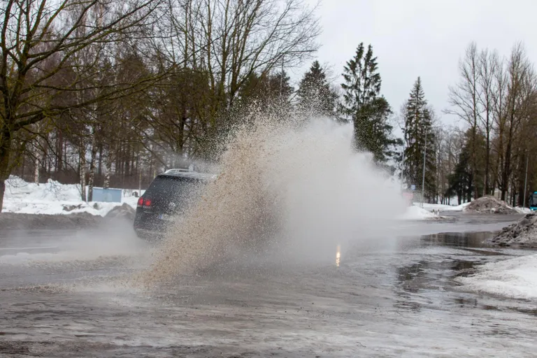 Lumevallide sulamisest teele kogunev vesi põhjustab ohtlikke olukordi ja kahjustab autosid.